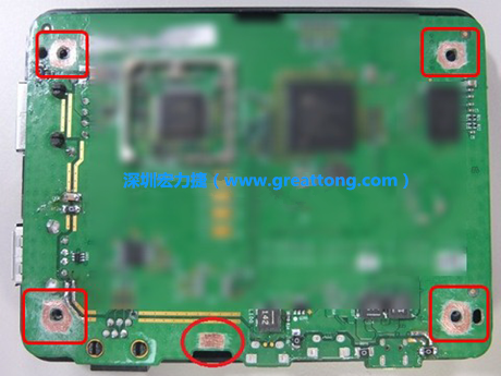 手動去綠漆。使用傳統(tǒng)的刀片去除綠漆后的效果。